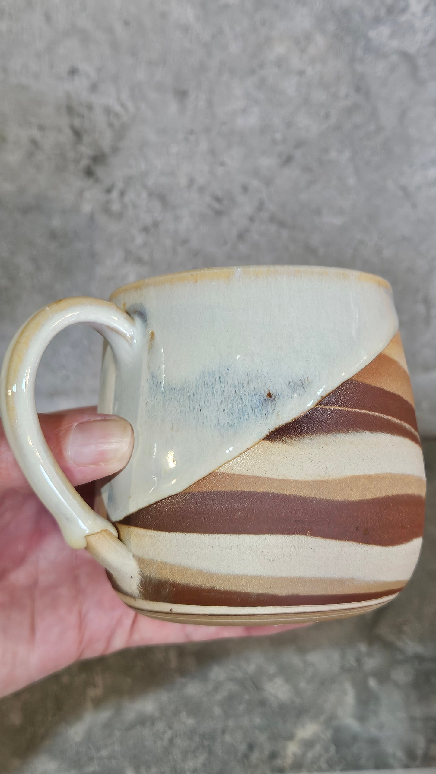 Marbled thumb dent huggy mug