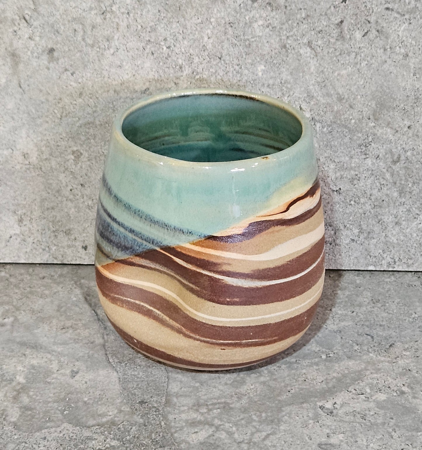 Marbled thumb dent tumbler