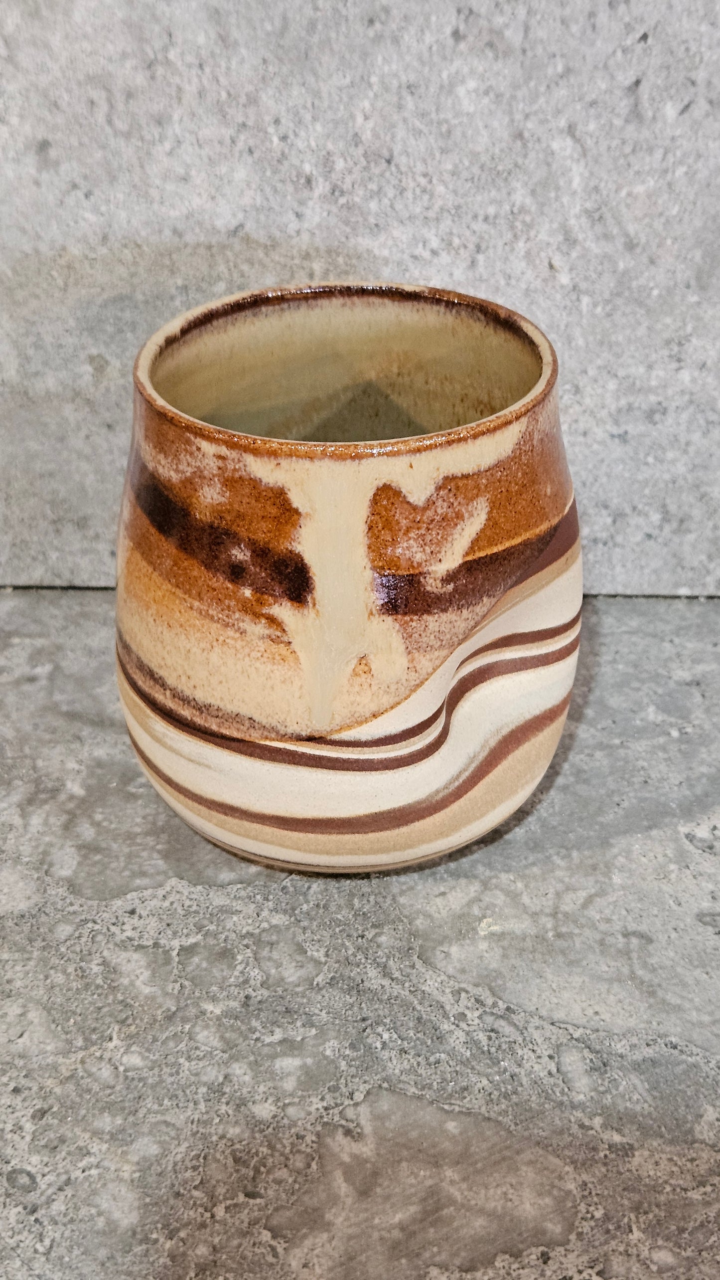Marbled thumb dent tumbler
