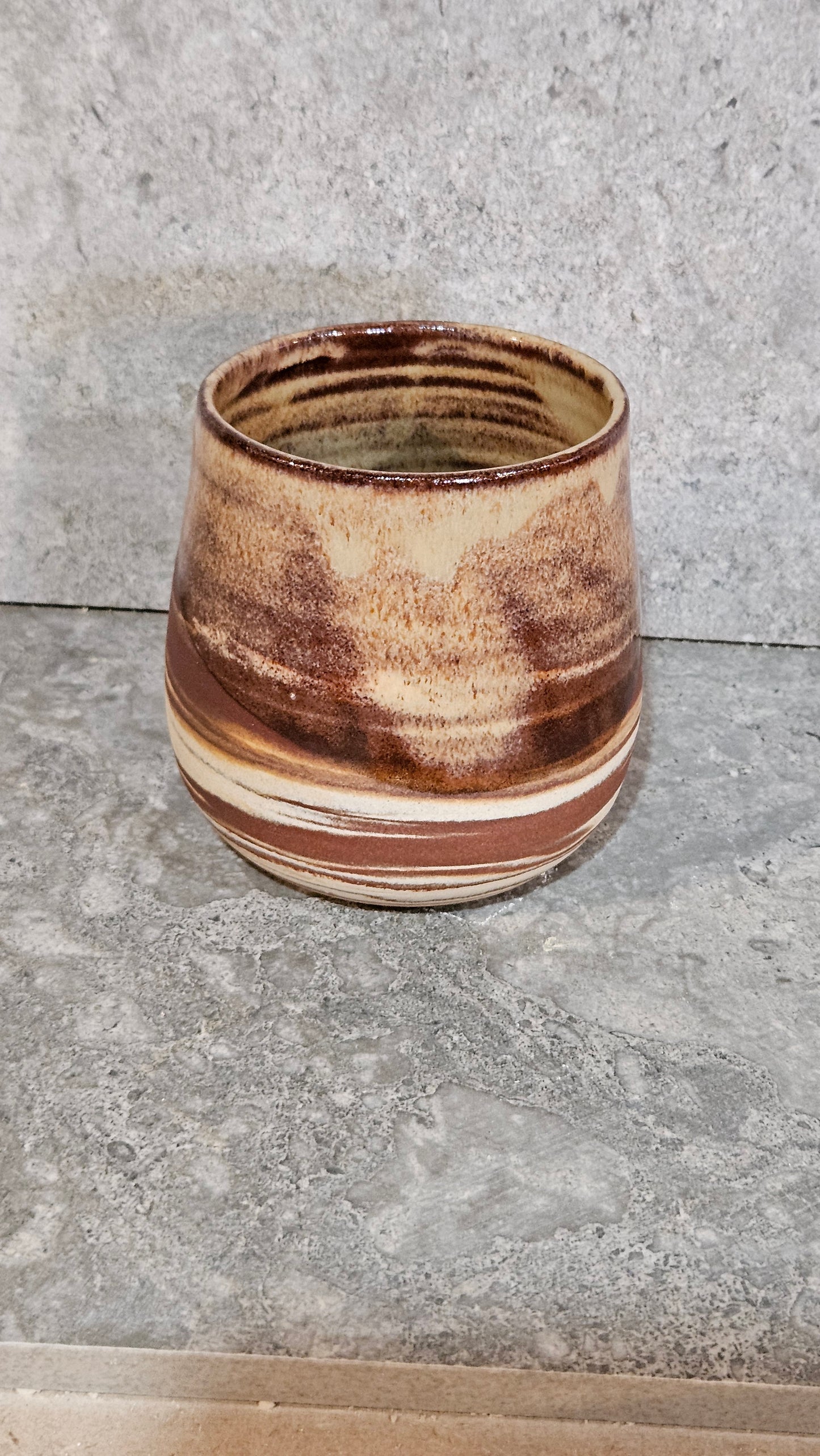Marbled thumb dent tumbler