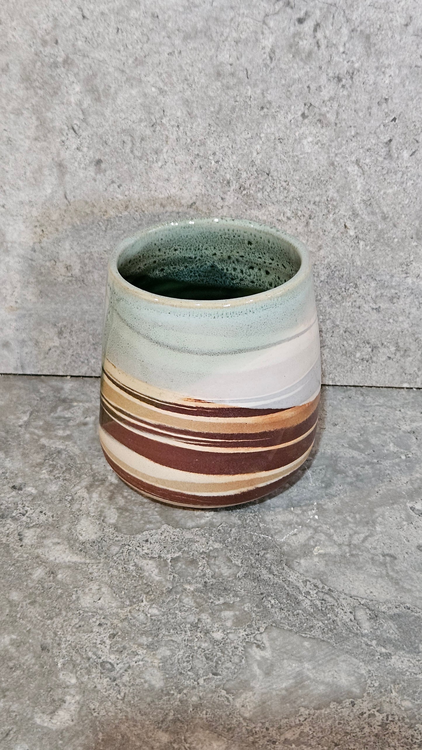 Marbled thumb dent tumbler