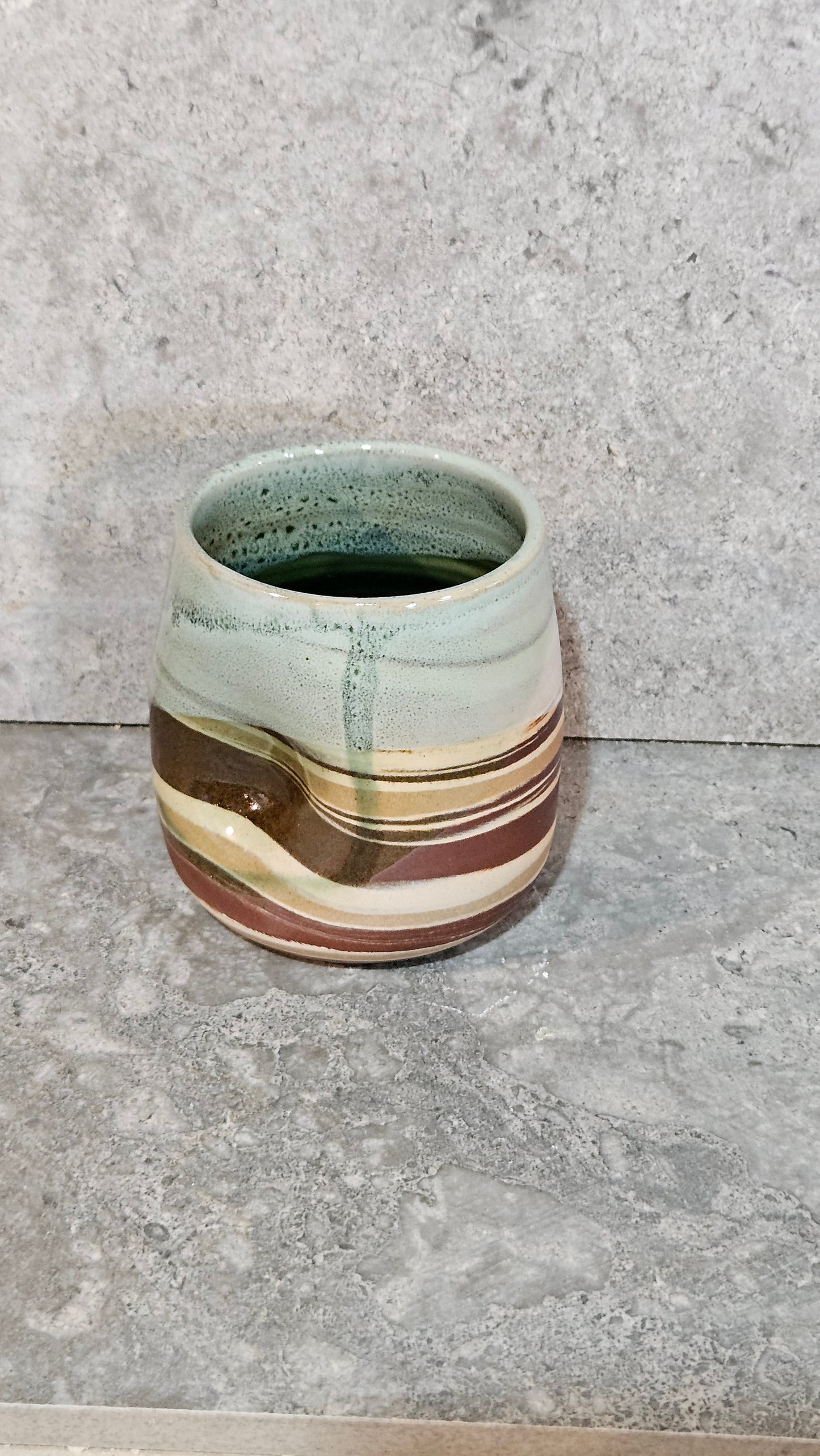 Marbled thumb dent tumbler