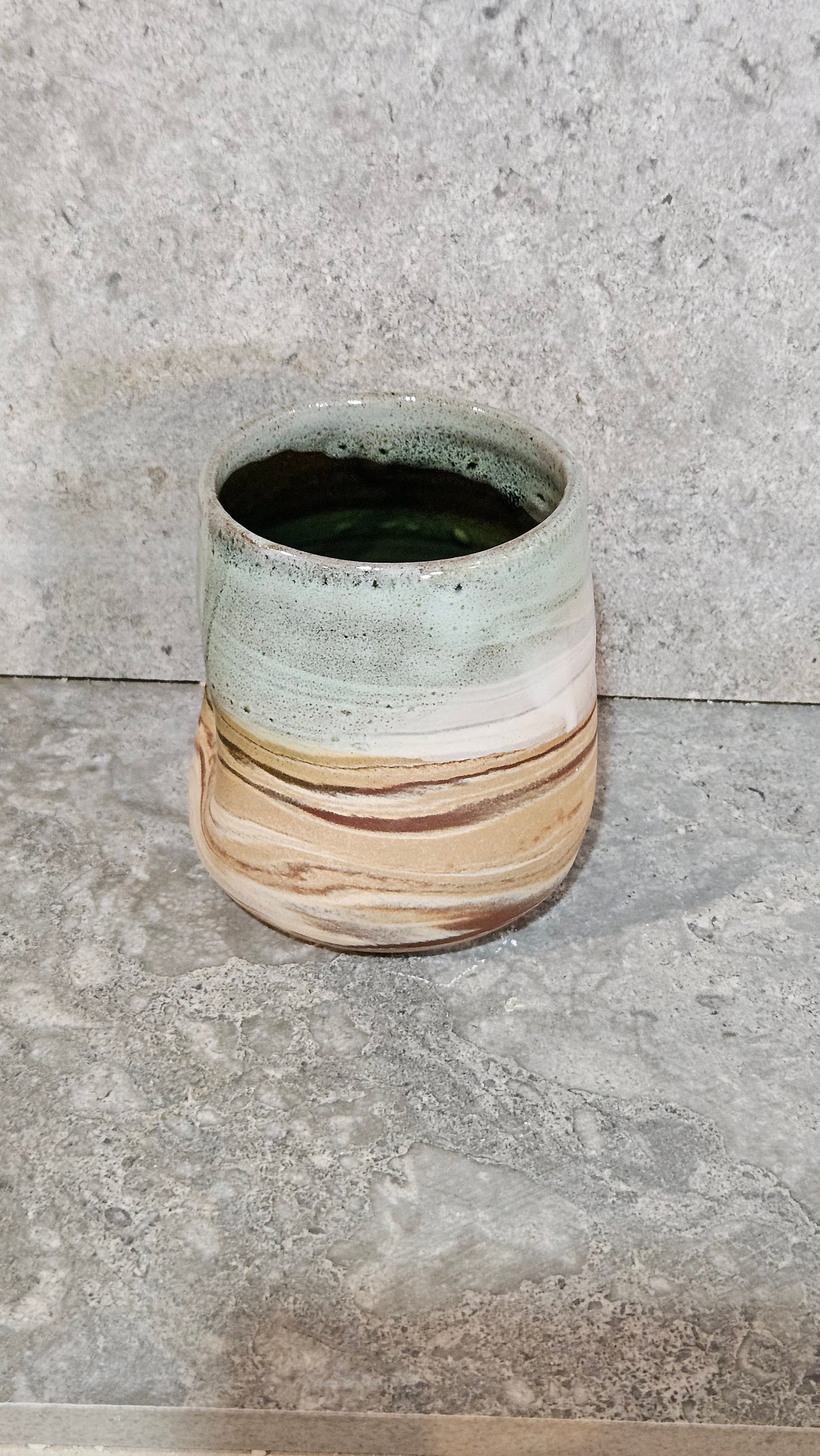 Marbled thumb dent tumbler