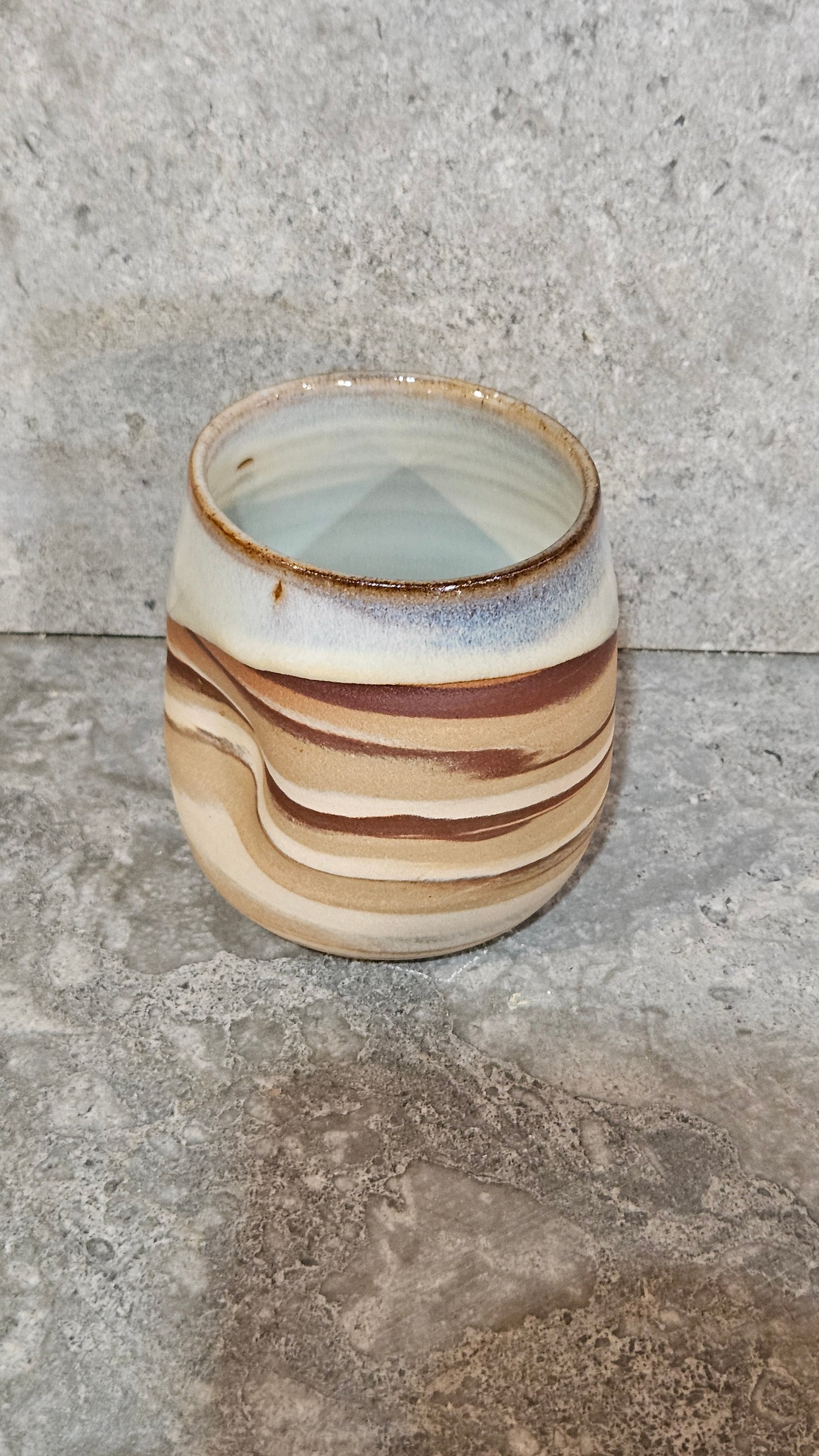 Marbled thumb dent tumbler