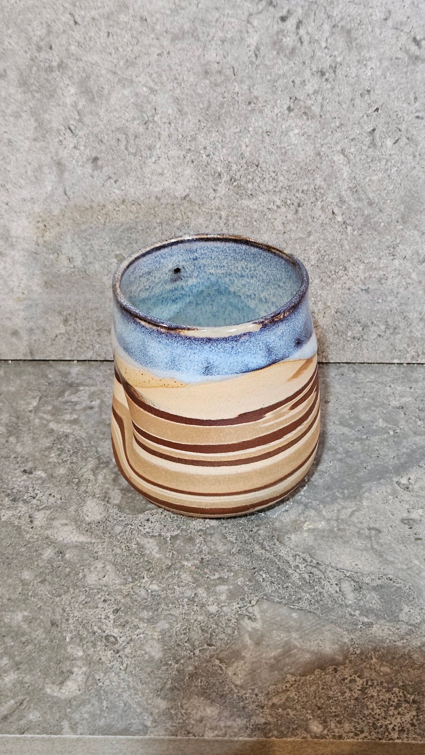 Marbled thumb dent tumbler