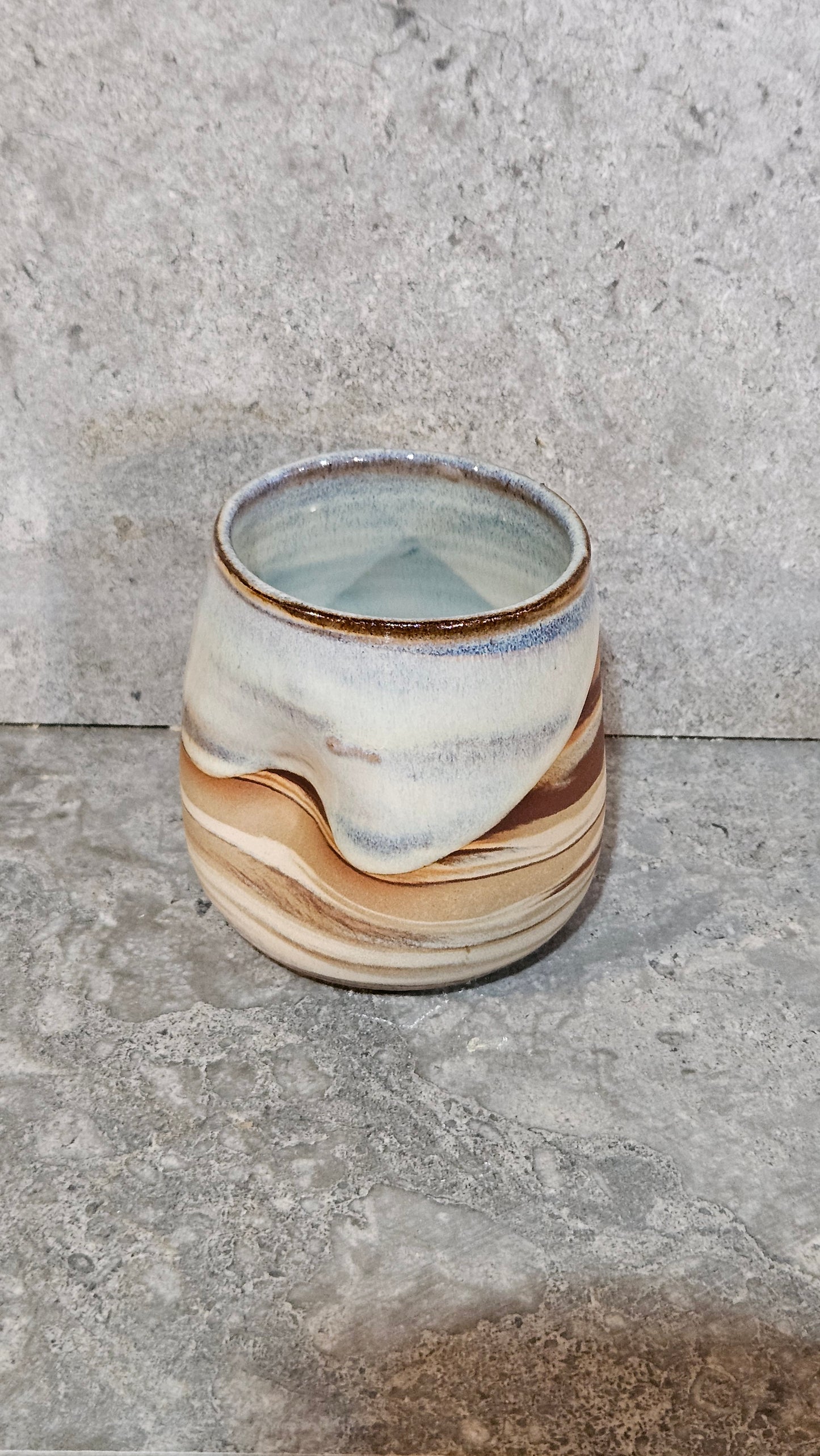 Marbled thumb dent tumbler
