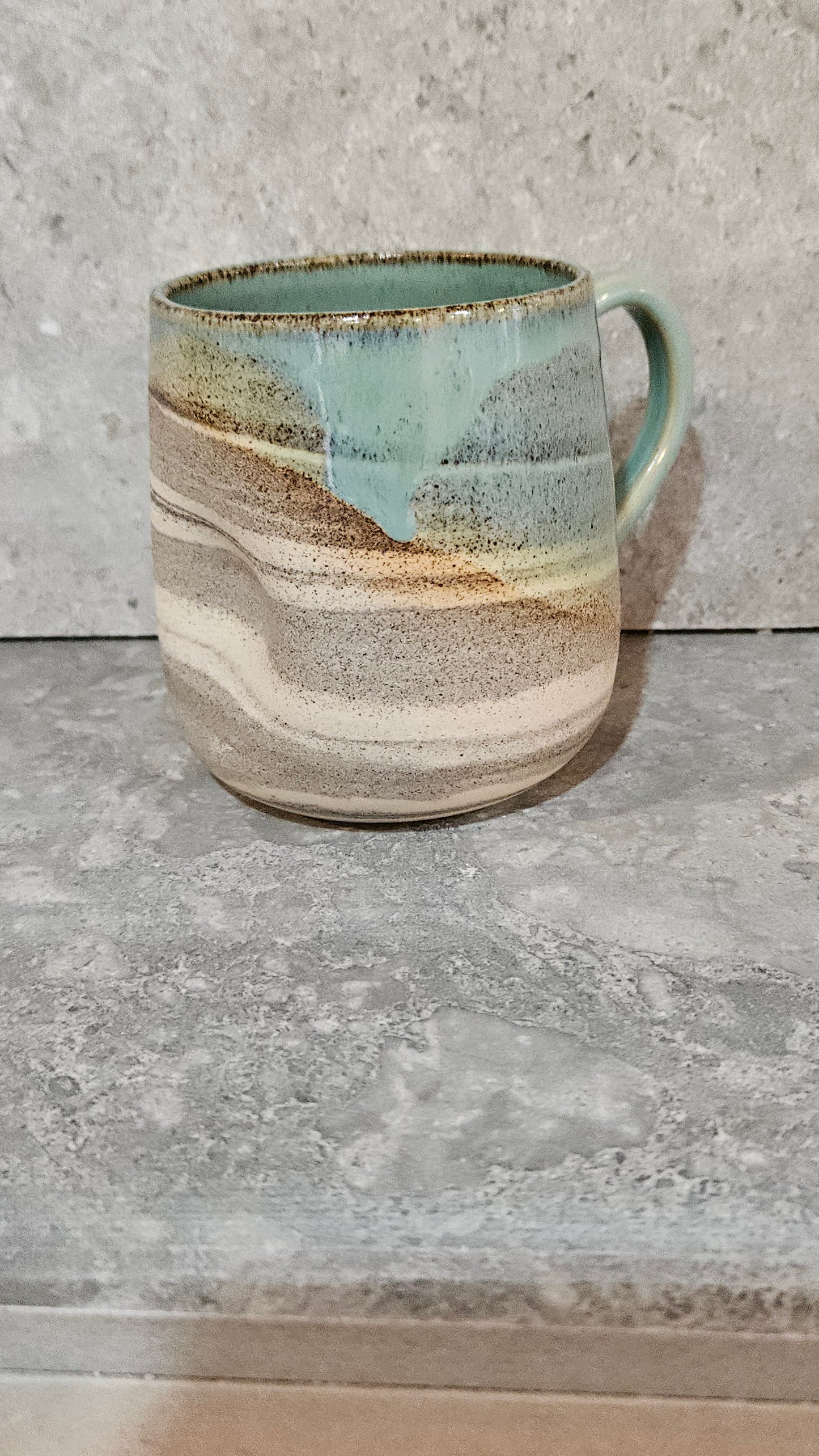 Marbled thumb dent huggy mug - Grey