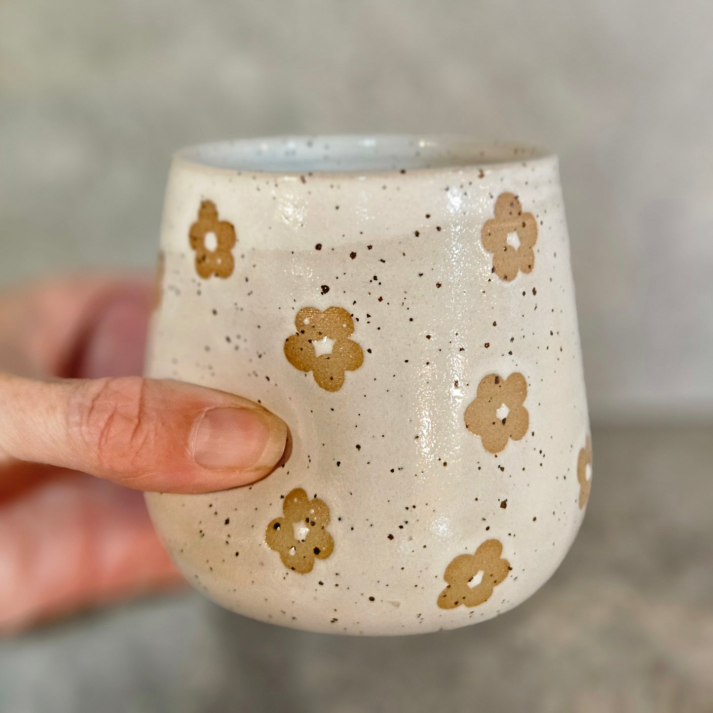 Thumb dent tumbler- Daisies