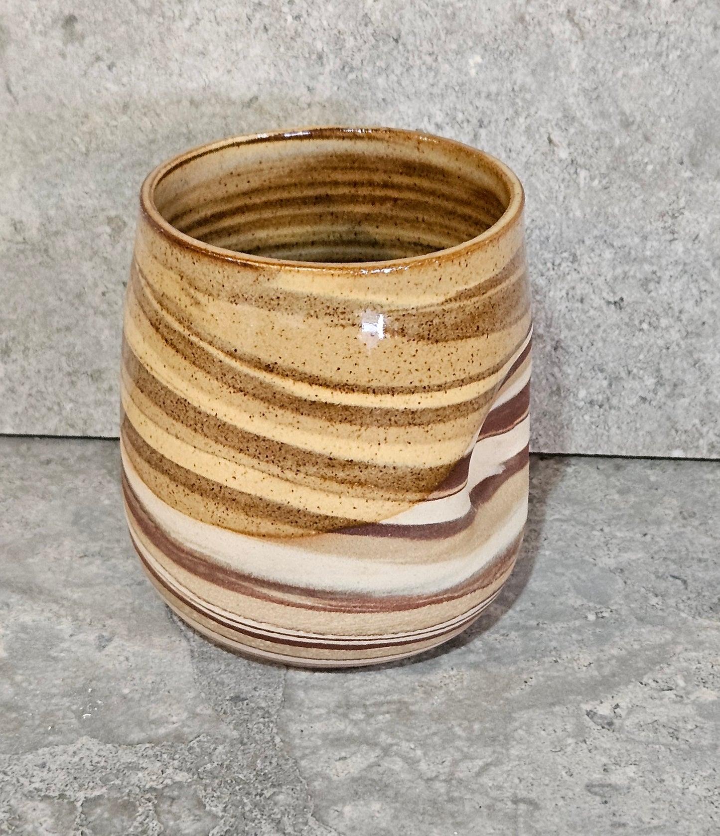 Marbled thumb dent tumbler