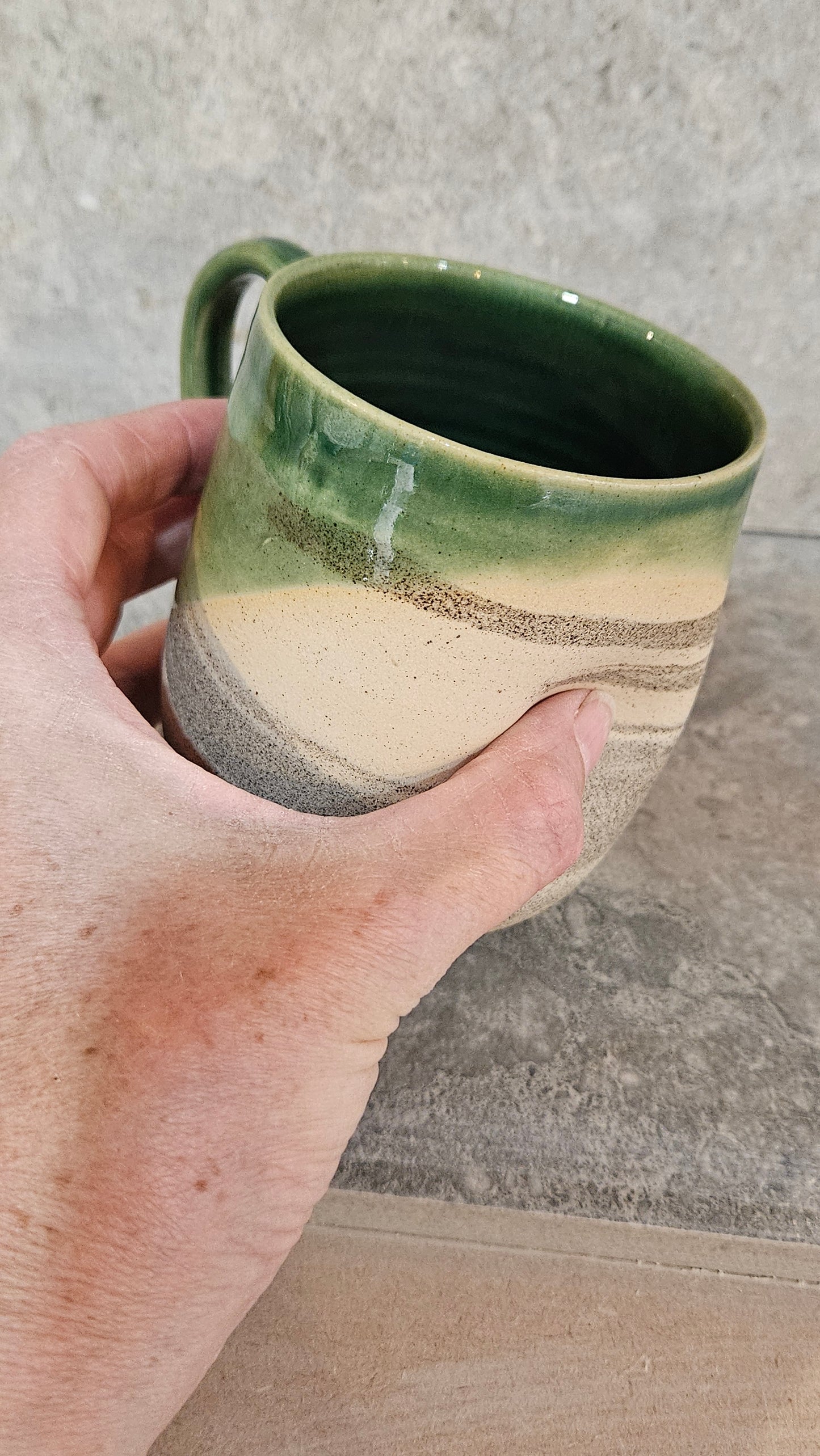 Marbled thumb dent huggy mug - Grey