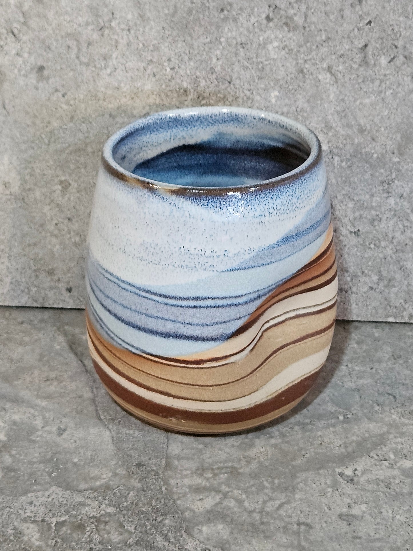 Marbled thumb dent tumbler