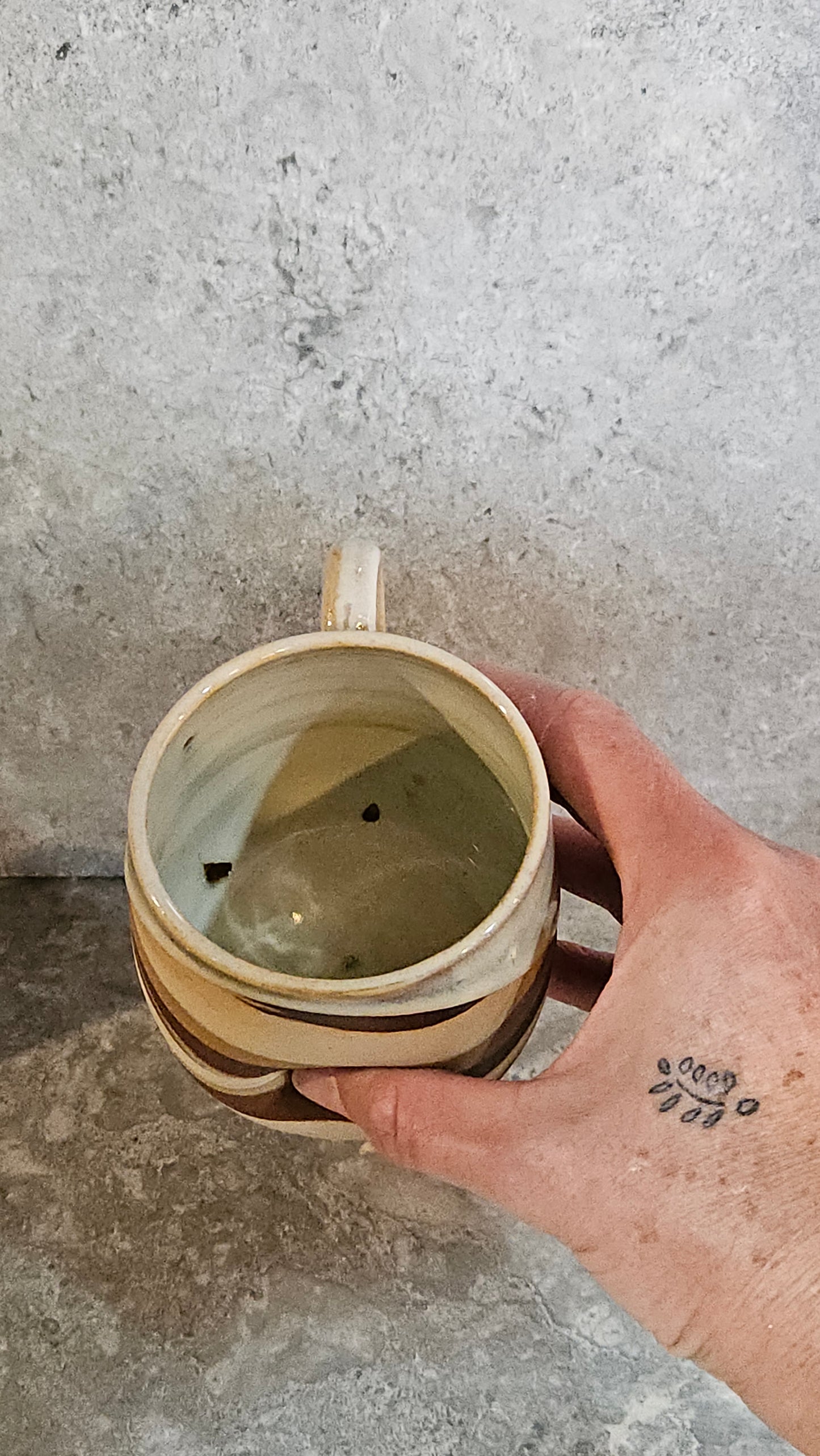 Marbled thumb dent huggy mug