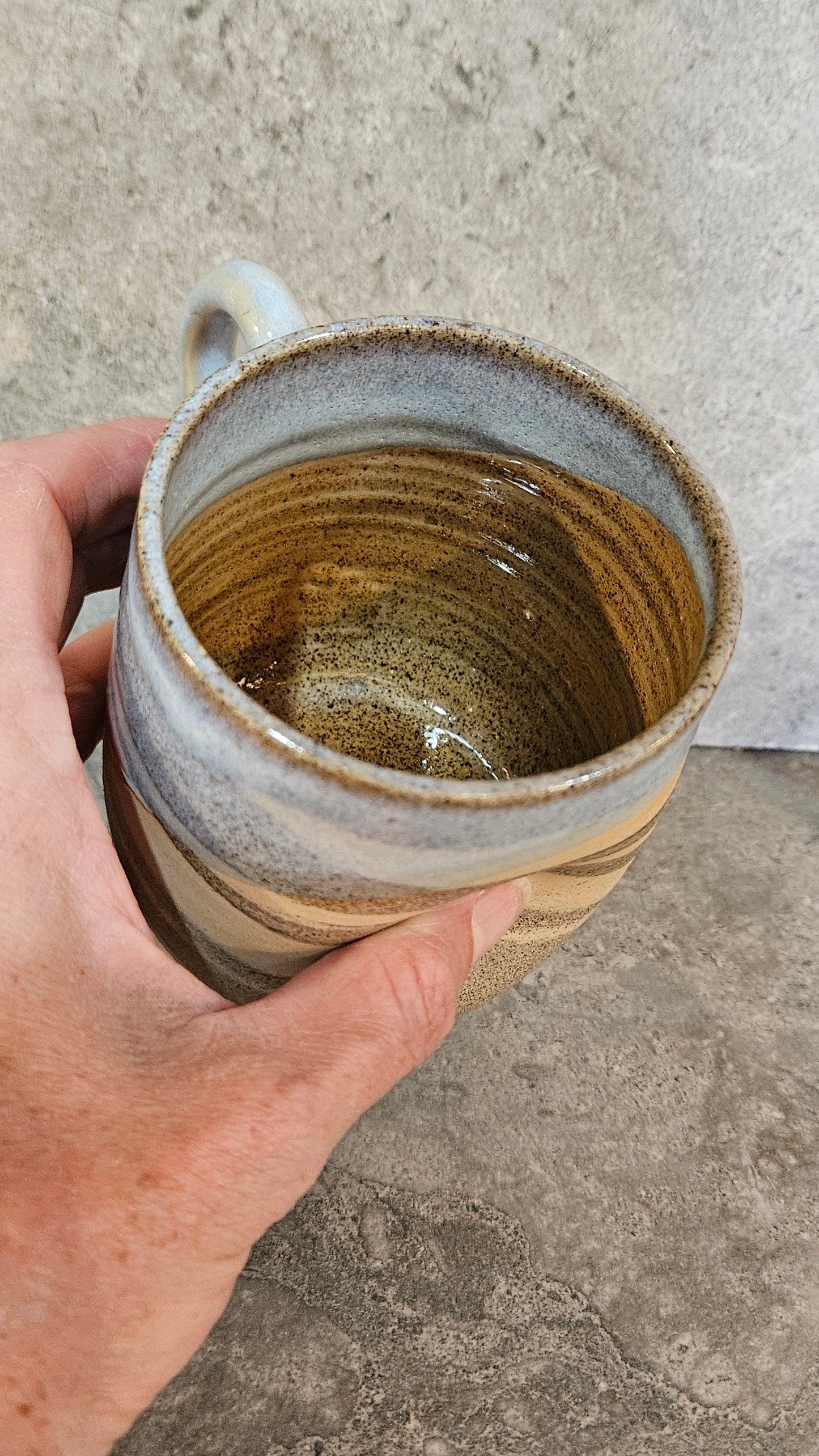 Marbled thumb dent huggy mug - Grey