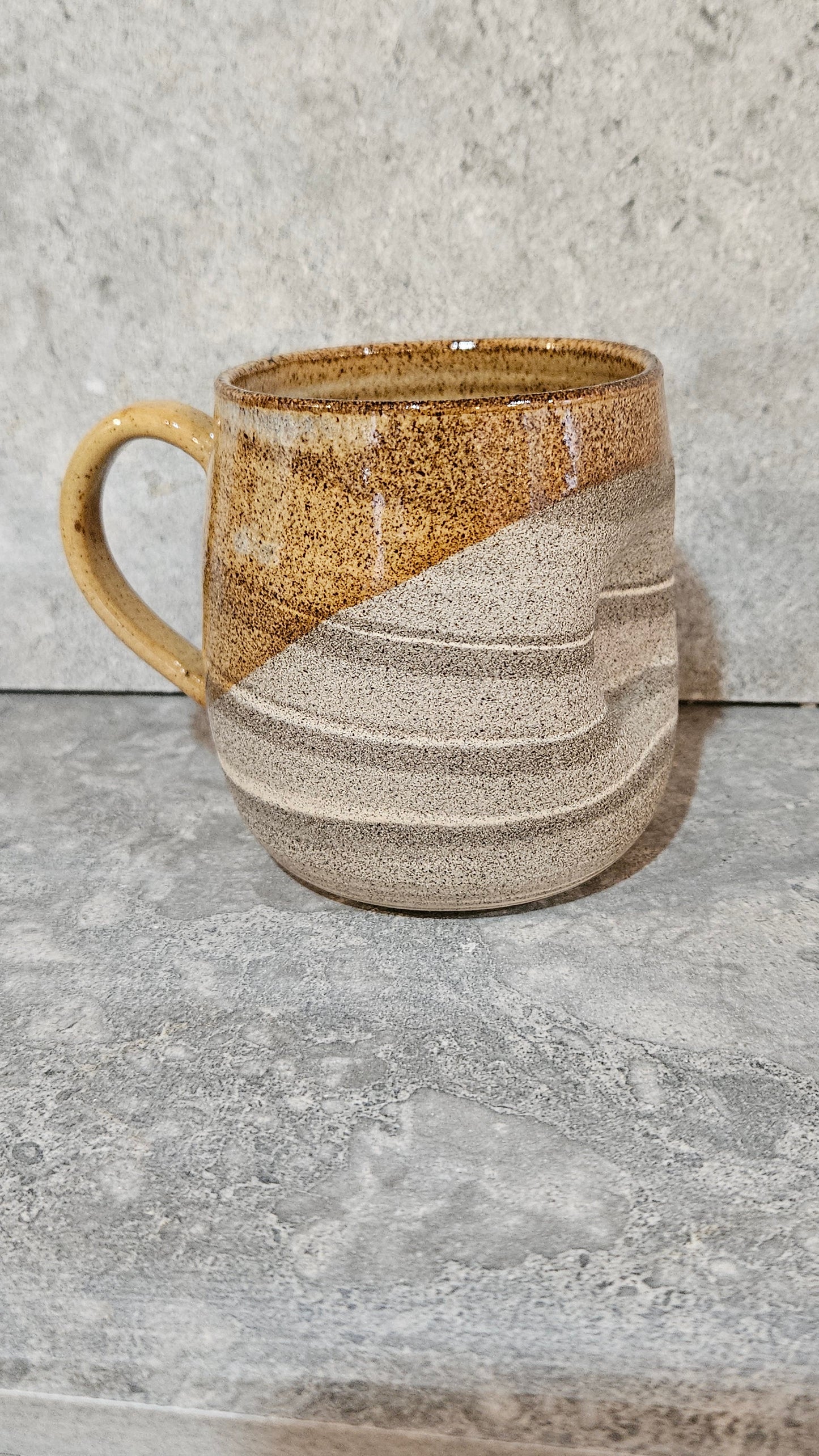 Marbled thumb dent huggy mug - Grey